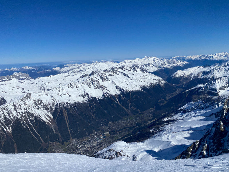 Exklusive Panorama-Fotografie des Tals von Chamonix im Winter von BruggerPhotography. Weitläufiger Blick über schneebedeckte Alpengipfel, erhältlich als Fine-Art Print, Leinwand oder Alu-Dibond.
