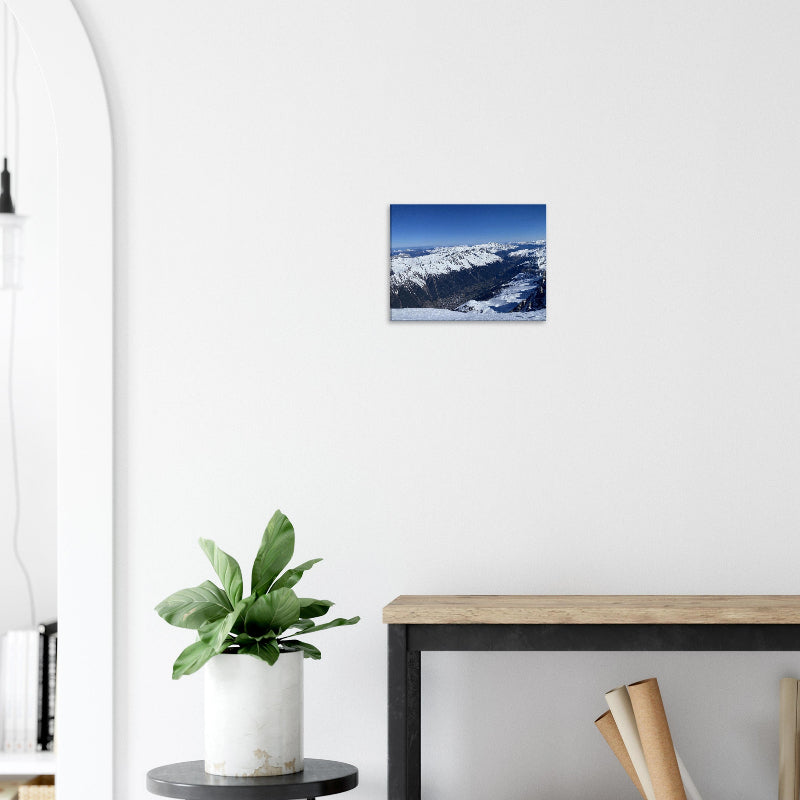 Exklusive Panorama-Fotografie des Tals von Chamonix im Winter von BruggerPhotography. Weitläufiger Blick über schneebedeckte Alpengipfel, erhältlich als Fine-Art Print, Leinwand oder Alu-Dibond.