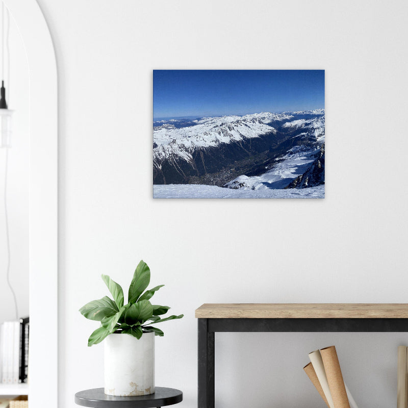 Exklusive Panorama-Fotografie des Tals von Chamonix im Winter von BruggerPhotography. Weitläufiger Blick über schneebedeckte Alpengipfel, erhältlich als Fine-Art Print, Leinwand oder Alu-Dibond.