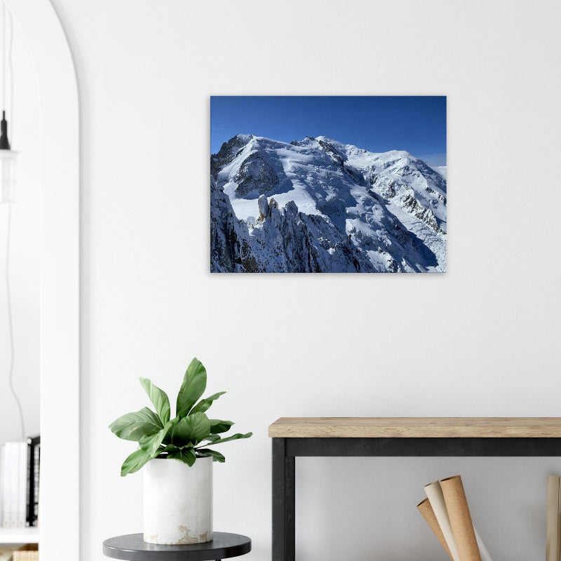 Exklusive Nahaufnahme des Mont-Blanc Gipfels von BruggerPhotography. Detailreiches Porträt der schneebedeckten Bergkuppe und Gletscherstrukturen, erhältlich als Fine-Art Print, Leinwand oder Alu-Dibond.