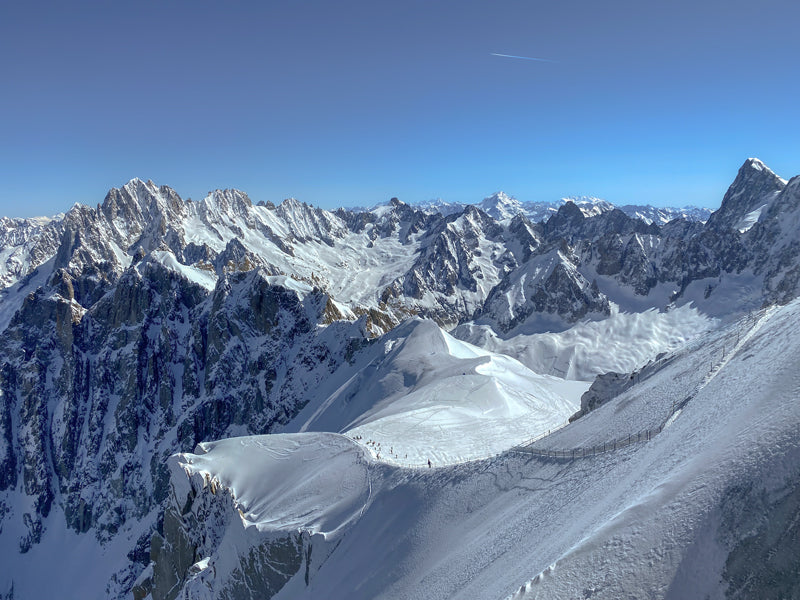 Exklusive Bergfotografie eines verschneiten Gipfelgrats an der Aiguille du Midi von BruggerPhotography. Dramatische Perspektive über die Alpenketten, erhältlich als Fine-Art Print, Leinwand oder Alu-Dibond.