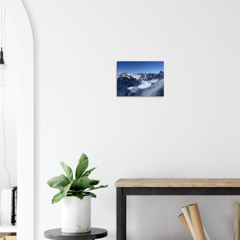 Exklusive Bergfotografie eines verschneiten Gipfelgrats an der Aiguille du Midi von BruggerPhotography. Dramatische Perspektive über die Alpenketten, erhältlich als Fine-Art Print, Leinwand oder Alu-Dibond.