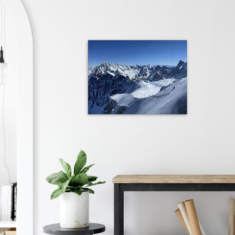 Exklusive Bergfotografie eines verschneiten Gipfelgrats an der Aiguille du Midi von BruggerPhotography. Dramatische Perspektive über die Alpenketten, erhältlich als Fine-Art Print, Leinwand oder Alu-Dibond.