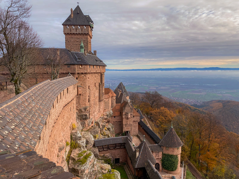 Beeindruckende Architekturfotografie der Burg Haut-Königsbourg im Elsass von BruggerPhotography. Detailansicht der Festung mit Blick über die Rheinebene, erhältlich als Fine-Art Print oder HD-Alu.