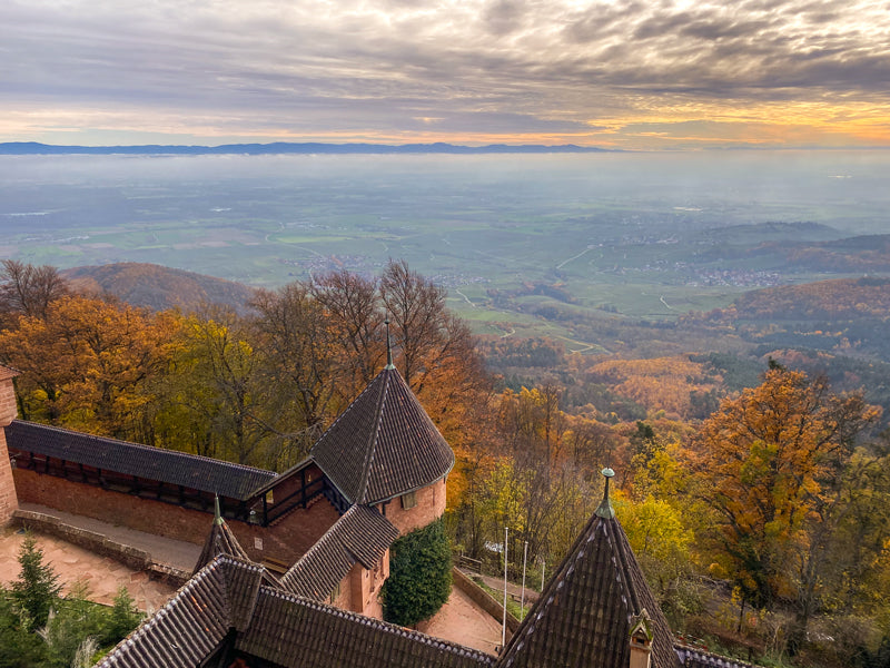 Panoramafotografie von der Burg Haut-Königsbourg mit Blick über die elsässische Rheinebene von BruggerPhotography. Herbstliche Farben und historisches Mauerwerk, erhältlich als Fine-Art Print oder Leinwand.
