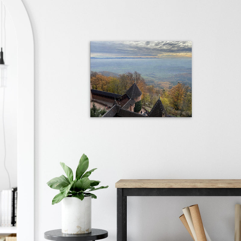 Panoramafotografie von der Burg Haut-Königsbourg mit Blick über die elsässische Rheinebene von BruggerPhotography. Herbstliche Farben und historisches Mauerwerk, erhältlich als Fine-Art Print oder Leinwand.