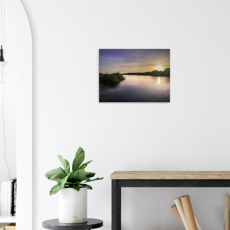 Mockup: Sonnenuntergang über einem Fluss in Belize, warmes Licht spiegelt sich im Wasser.