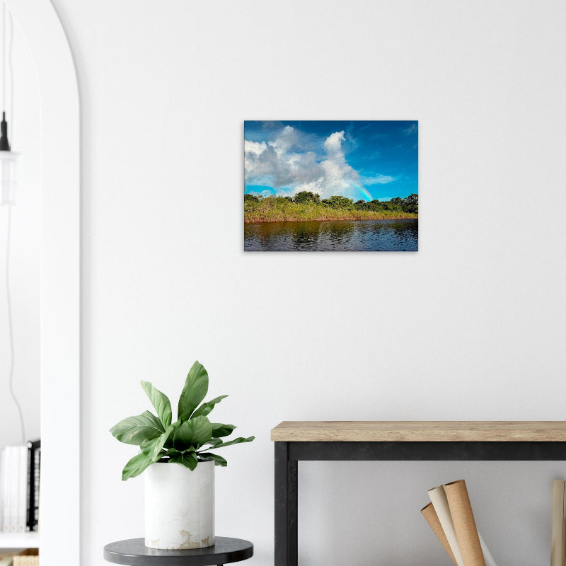 Mockup: Mockup: Regenbogen über einem Fluss in Belize, bewölkter Himmel, grüne Ufervegetation.