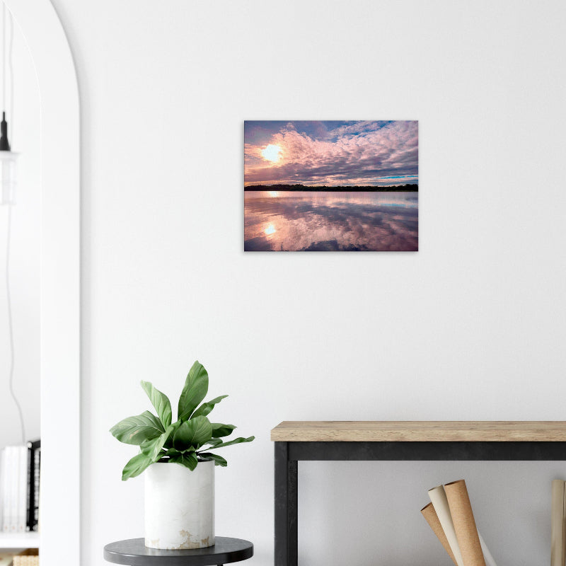 Mockup: Ruhige Wasserfläche in Belize spiegelt Himmel und Wolken im warmen Licht.