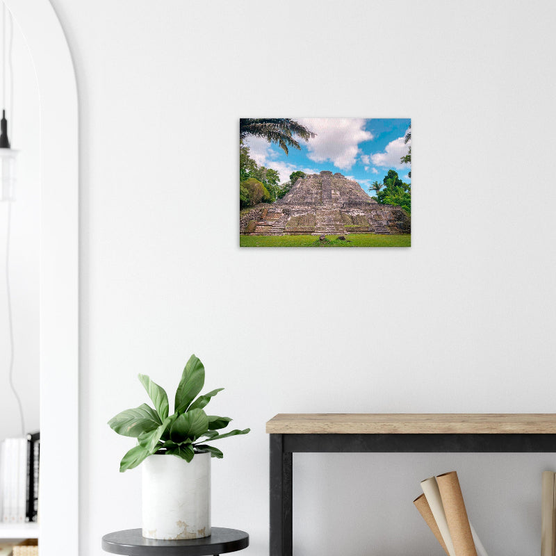 Mockup: Maya-Tempel in Belize, steinerne Pyramide umgeben von tropischem Wald, Tageslicht.