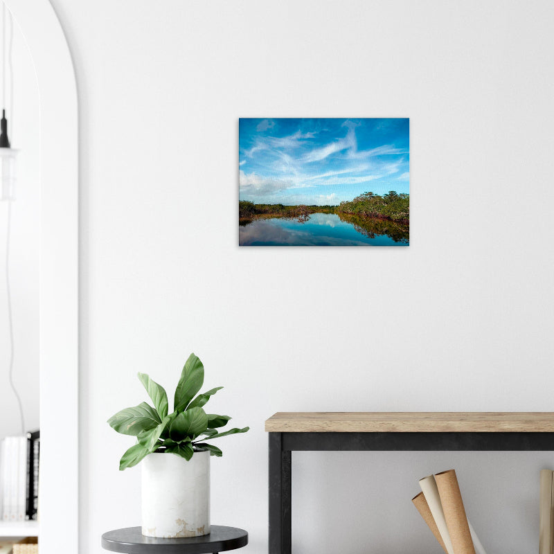 Mockup: Breiter Wasserlauf in Belize mit Spiegelung von Himmel und Wolken, ruhige Landschaft.
