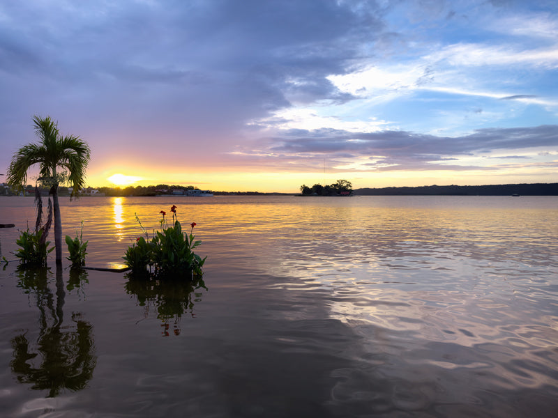 Sonnenuntergang über dem Petén-Itzá-See in Guatemala.