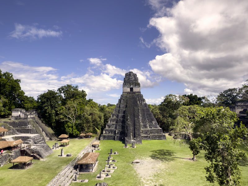 Maya-Tempel von Tikal mit angrenzendem Zeremonienplatz, Stelen und umliegendem Regenwald.