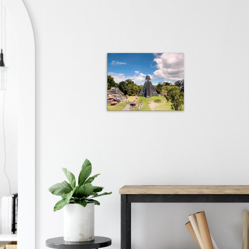 Mockup: Maya-Tempel von Tikal mit angrenzendem Zeremonienplatz, Stelen und umliegendem Regenwald.