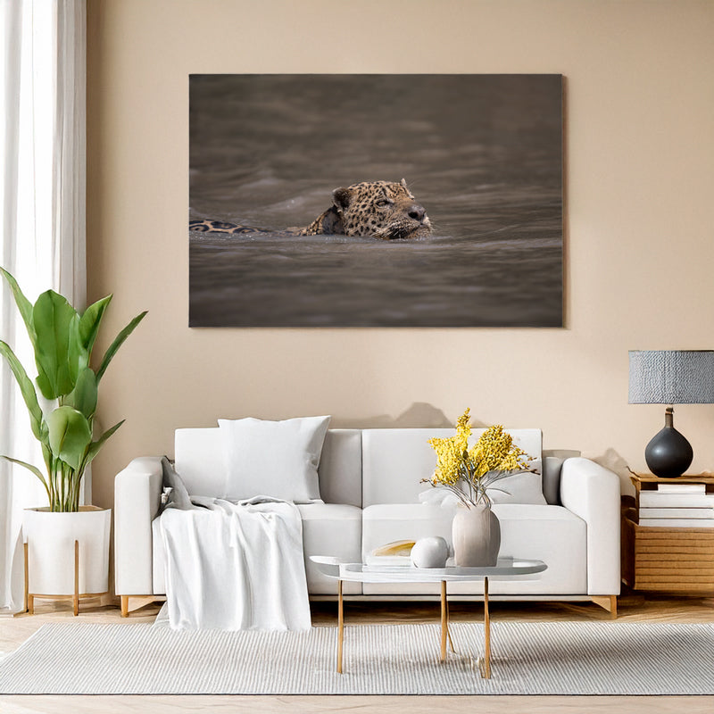 Modernes Wohnzimmer mit Leinwand mit einem Jaguar
