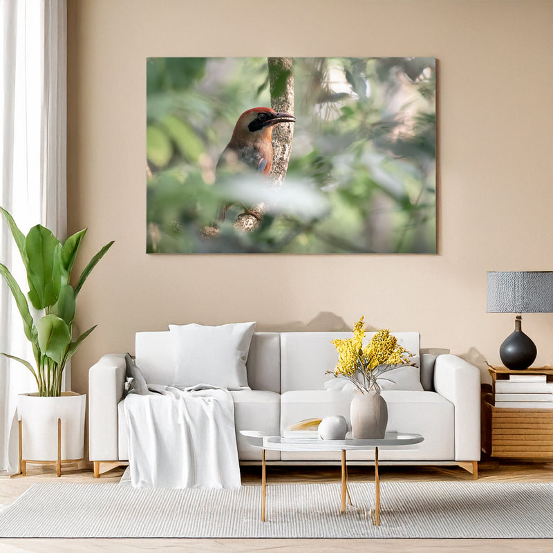 Mockup Wohnzimmer mit Leinwand Ein Rotkopfmotmot sitzt auf einem Ast im dichten Wald von Foz do Iguaçu, sein farbenprächtiger Kopf und das grüne Gefieder stechen klar hervor.